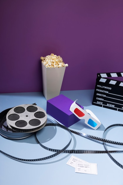 Okulary 3D pod wysokim kątem i popcorn do filmów