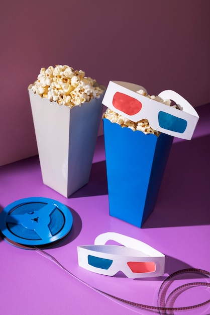 Bezpłatne zdjęcie okulary do filmów 3d pod wysokim kątem i popcorn