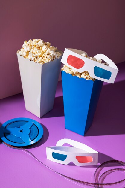 Okulary do filmów 3D pod wysokim kątem i popcorn