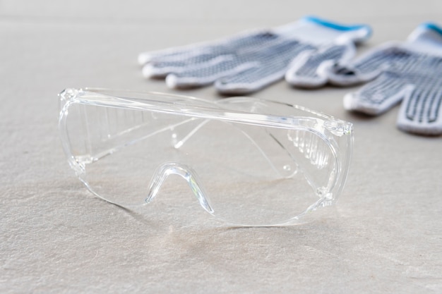 Bezpłatne zdjęcie okulary ochronne odblaskowe i rękawice budowlane