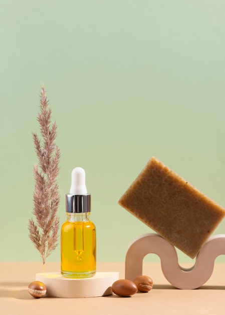 Bezpłatne zdjęcie olejek arganowy w asortymencie butelek z zakraplaczem