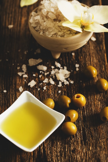 Bezpłatne zdjęcie oliwa z oliwek z kwiatami