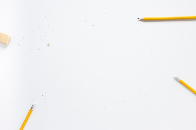 Ołówki i gumka na białym tle