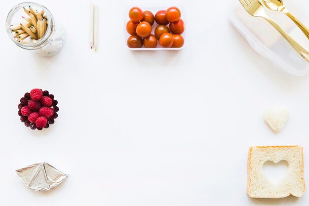 Ołówki w pobliżu lunchbox i żywności