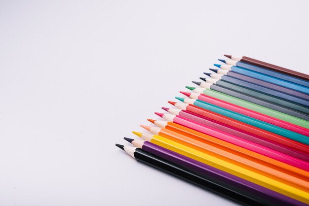 Ołówki w różnych kolorach