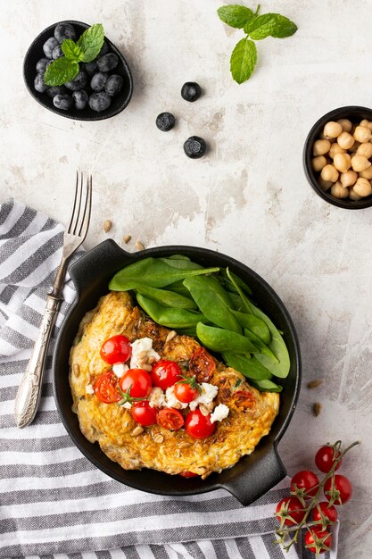 Omlet z serem i pomidorami ze sztućcami