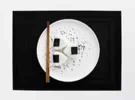 Bezpłatne zdjęcie onigri sushi z pałeczkami na talerzu