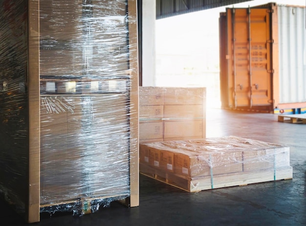 Opakowania opakowania plastikowe folie na paletach załadunek z wysyłką cargo container logistics trucks