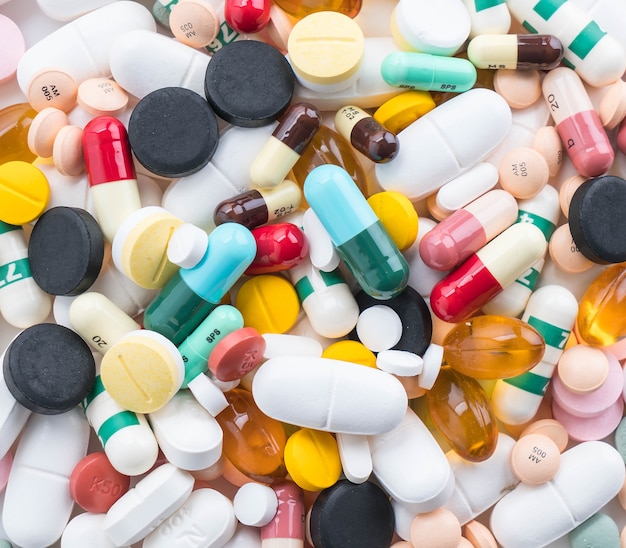 Bezpłatne zdjęcie opakowania tabletek i kapsułek leków