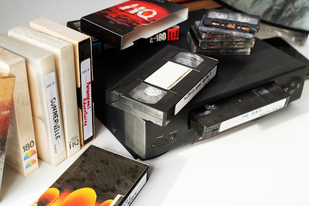 Bezpłatne zdjęcie opakowanie retro vhs pod wysokim kątem