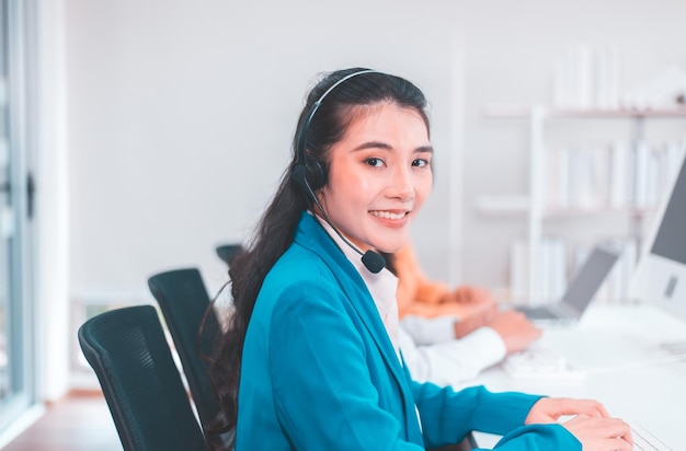 Operator azjatycka kobieta pracująca z zestawem słuchawkowym w biurze, uśmiechnięte kobiety z call center