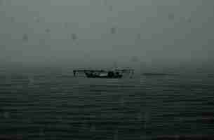 Bezpłatne zdjęcie opuszczony boat rainy dark sea