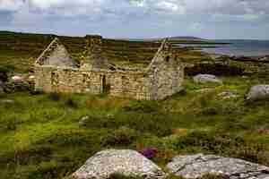 Bezpłatne zdjęcie opuszczony dom wiejski w hrabstwie mayo w irlandii