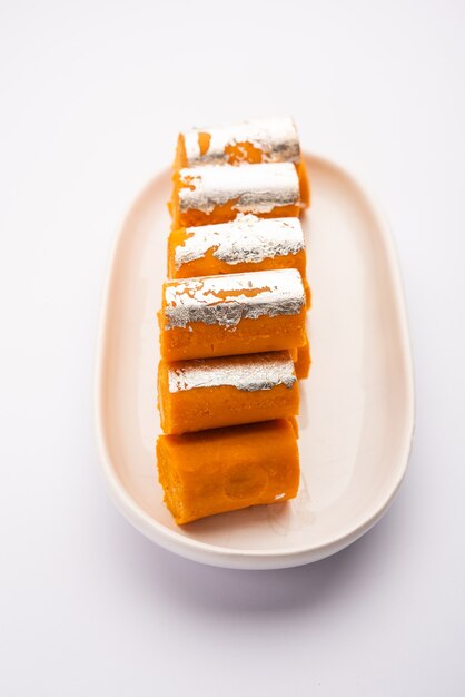 Orange Roll barfee lub barfi sweet lub Mitlai