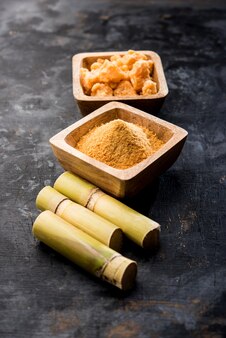 Organic gur lub jaggery powder to nierafinowany cukier otrzymywany z zagęszczonego soku z trzciny cukrowej. podawane w misce. selektywne skupienie