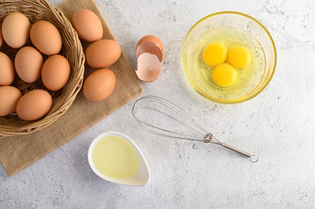 Organiczne jajka i olej przygotowuje posiłek