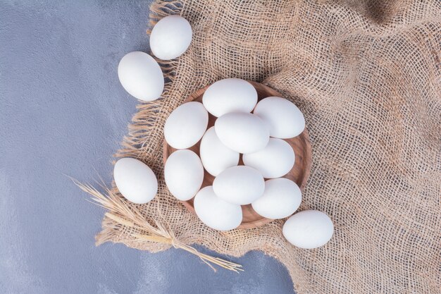 Bezpłatne zdjęcie organiczne jajka na ręczniku kuchennym.