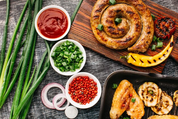 Organiczne warzywa smażone mięso na obiad na drewnianym stole