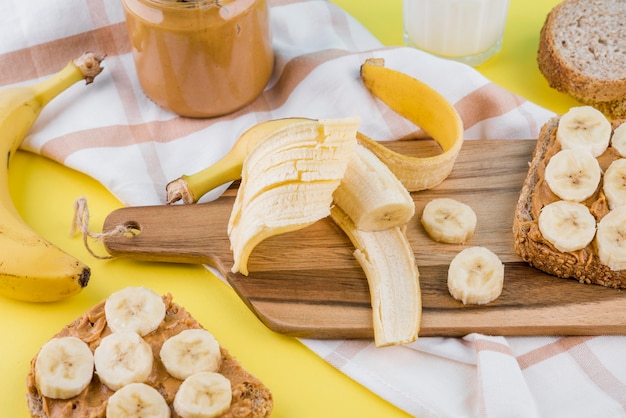 Bezpłatne zdjęcie organiczny banan z masłem orzechowym na stole