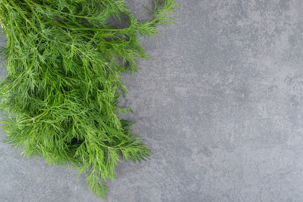 Organiczny świeży koperek na marmurowym tle. Zdjęcie wysokiej jakości