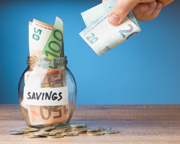 Organizacja finansów z oszczędnościami na banknotach