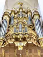 Bezpłatne zdjęcie organy piszczałkowe ze złotymi detalami w europejskim kościele