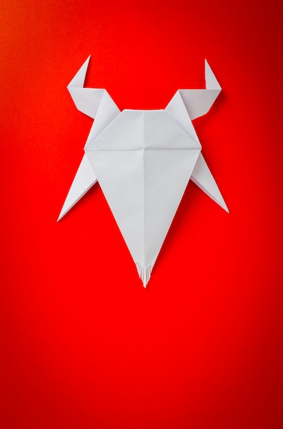 Bezpłatne zdjęcie origami papieru kozy na czerwonym tle. nowy rok kozła 2015.