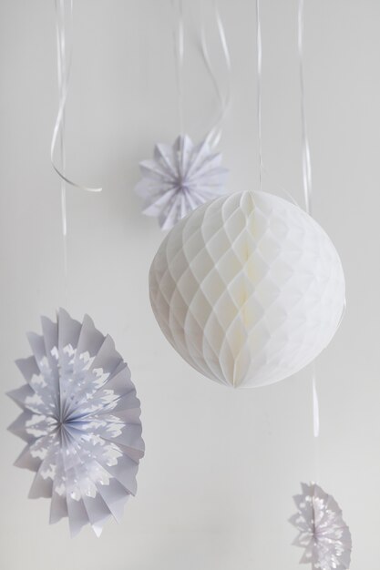 Ornament papierowe płatki śniegu i piłka