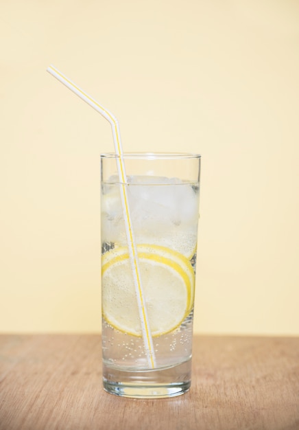 Bezpłatne zdjęcie orzeźwiający napój z cytryną