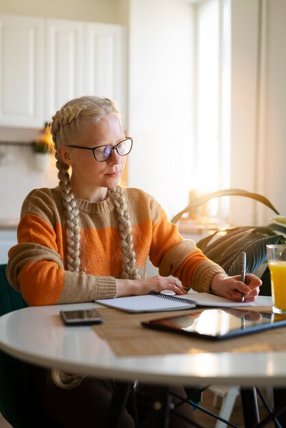 Osoba albinos w domu wykonująca czynności