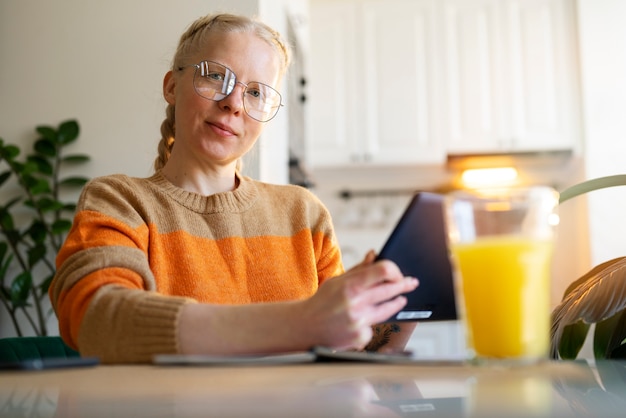 Osoba albinos w domu wykonująca czynności