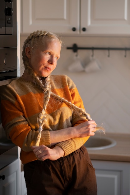 Osoba albinos w domu wykonująca czynności