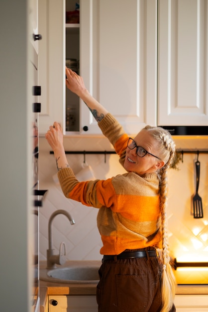 Bezpłatne zdjęcie osoba albinos wykonująca czynności domowe