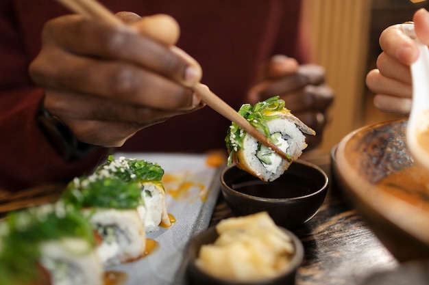 Bezpłatne zdjęcie osoba ciesząca się jedzeniem w restauracji?