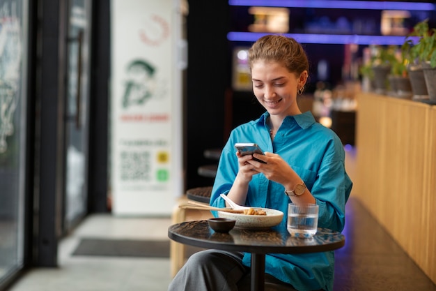 Osoba ciesząca się jedzeniem w restauracji?