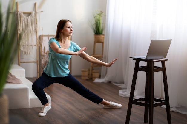Bezpłatne zdjęcie osoba ćwicząca tai chi w pomieszczeniu