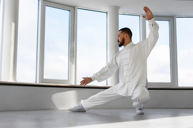 Osoba ćwicząca tai chi w pomieszczeniu