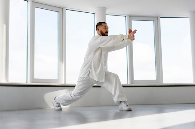 Osoba ćwicząca tai chi w pomieszczeniu