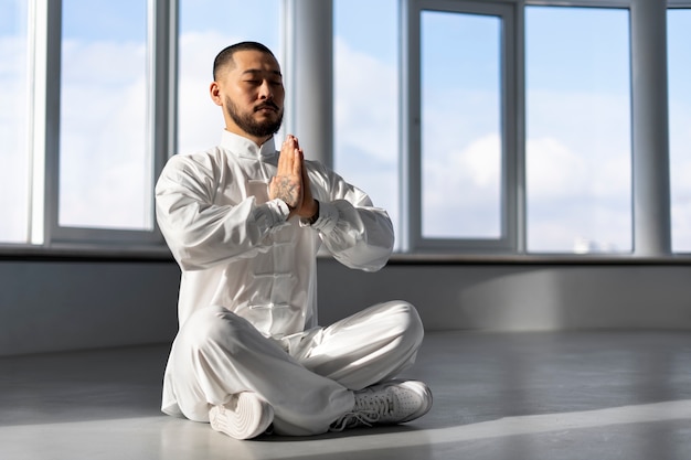 Osoba ćwicząca tai chi w pomieszczeniu