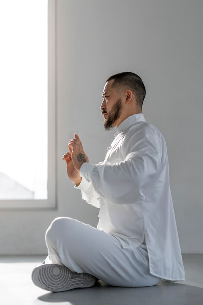 Osoba ćwicząca tai chi w pomieszczeniu