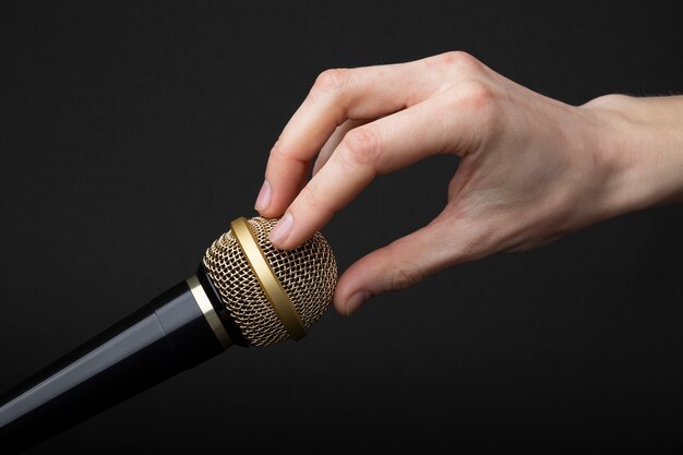 Osoba dotykająca mikrofonu dla asmr