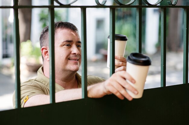Osoba dzieląca kawę z sąsiadem