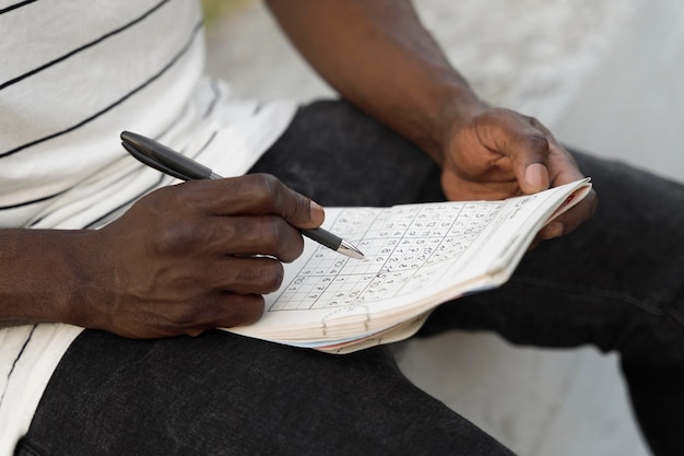 Osoba grająca w sudoku