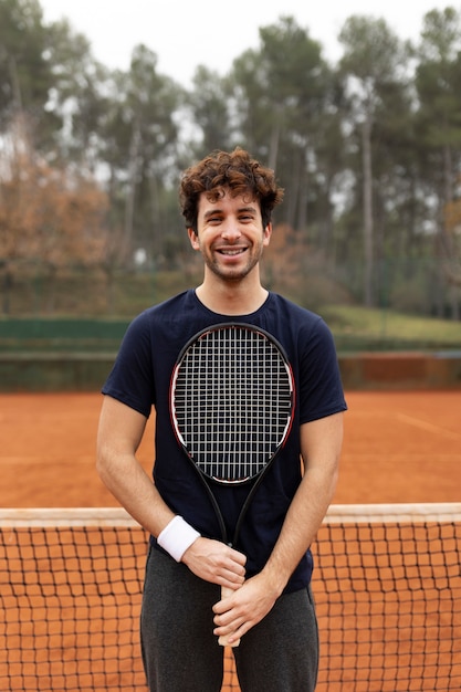 Bezpłatne zdjęcie osoba grająca w tenisa zimą