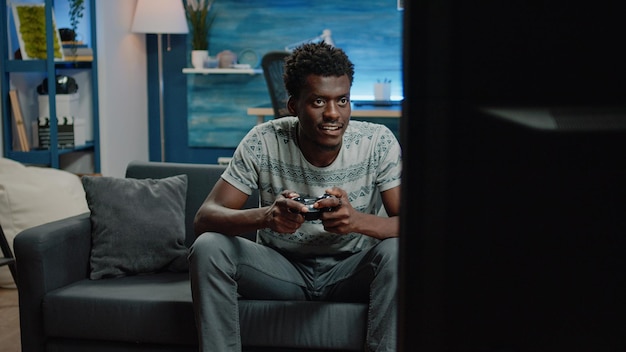 Bezpłatne zdjęcie osoba grająca w wirtualne gry wideo i trzymająca joystick