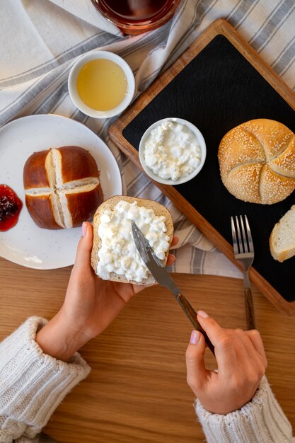 Osoba jedząca świeży ser