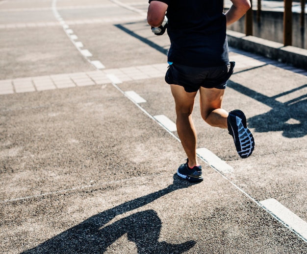 Bezpłatne zdjęcie osoba jogging w parku