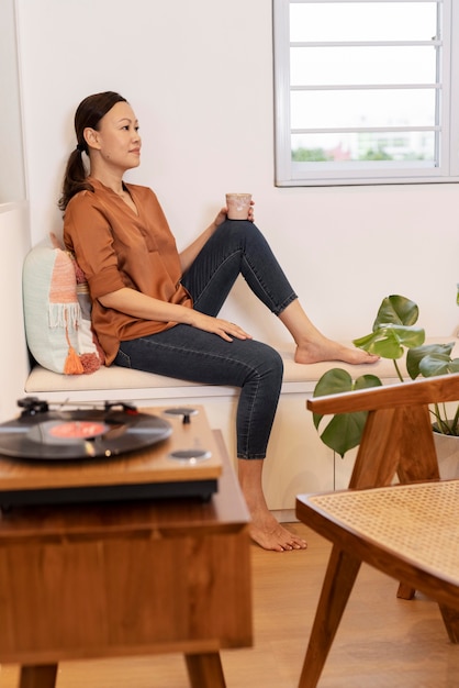 Bezpłatne zdjęcie osoba korzystająca z relaksującego czasu w domu