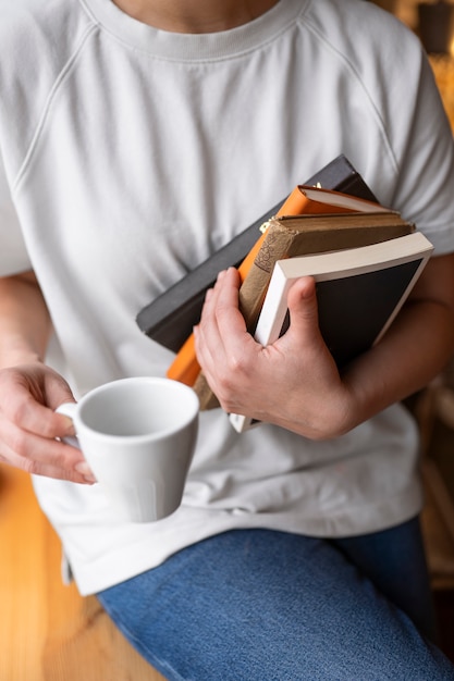 Bezpłatne zdjęcie osoba lubiąca czytać książkę w kawiarni