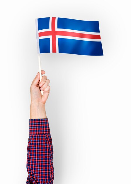 Osoba machająca flagą Islandii